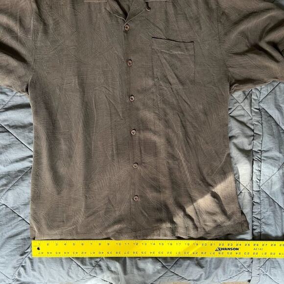 Tommy Bahama Short-sleeve Button-up Collared Shirt with Palm Tree Print. XL. - Picture 9 of 11